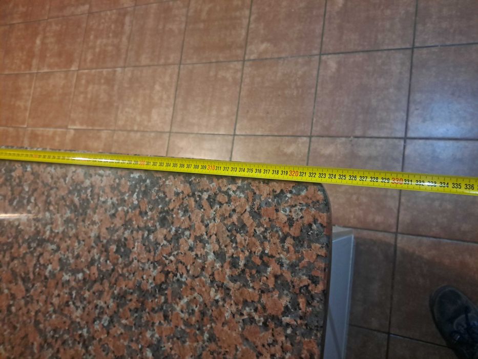 Szafki kuchenne z blatem granitowym