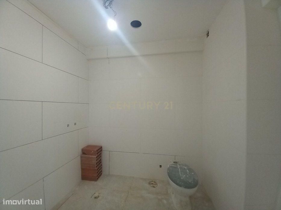 T2 Totalmente Remodelado no Carregado – Cozinha Equipada e Excelente A