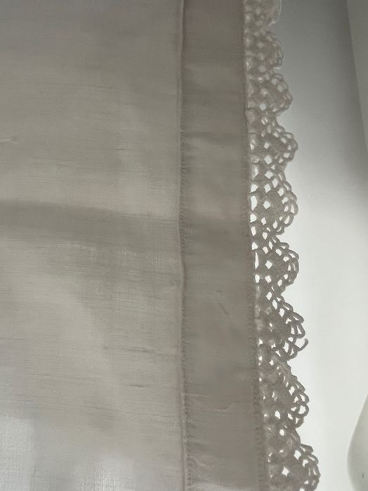 Almofada em linho bordada ao gosto popular