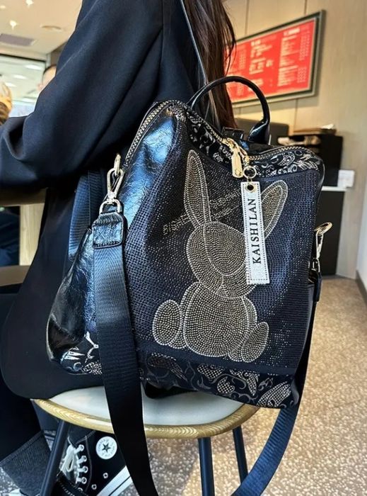 Женский рюкзак- сумка с дизайном и со стразами