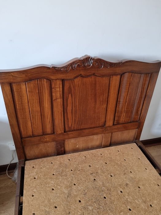 Cama de madeira vintage