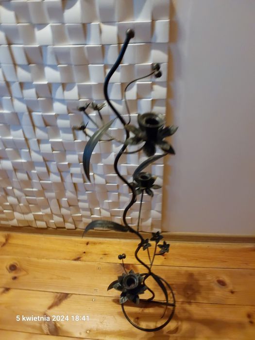 Świecznik metaloplastyka