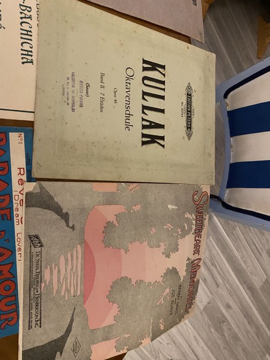 Partituras de canções e  duas para piano.