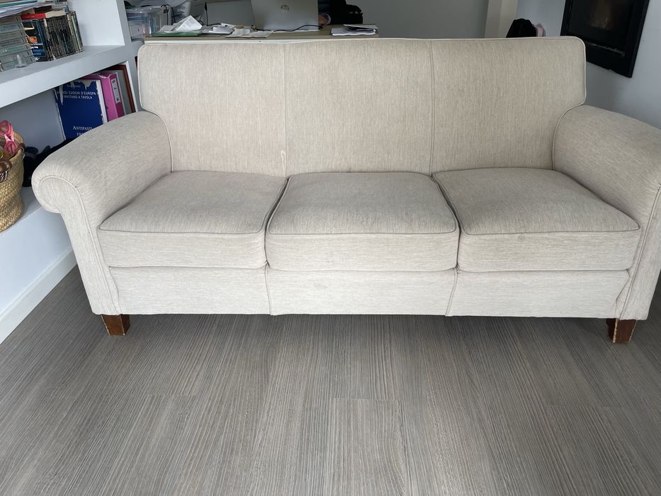 Sofá cor beje clara