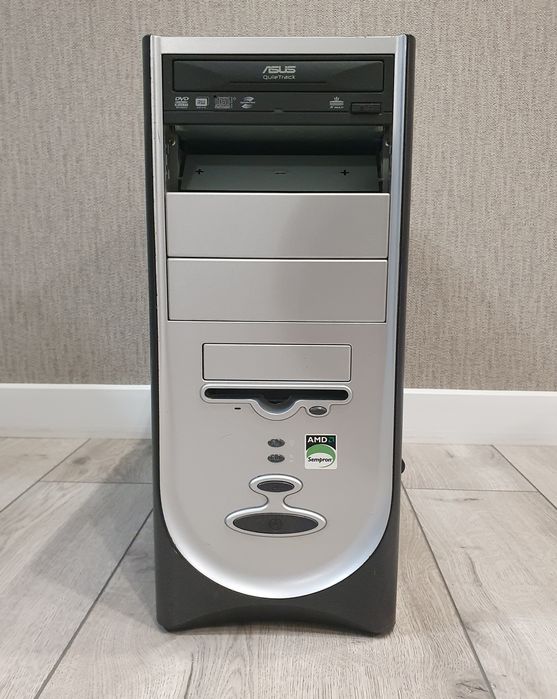 Системный блок настольного компьютера Asus с дисководом.