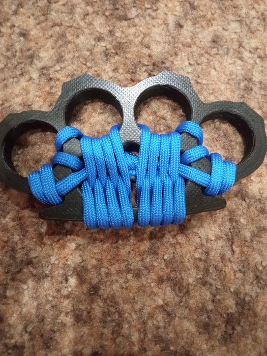 Водночас класична форма та повноцінний упор і частина вигідно виділяю