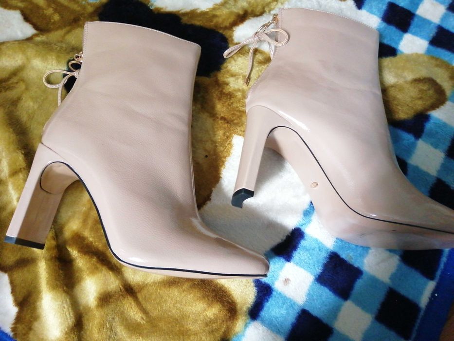 Buty botki szpilki 39 szare  beżowe lakierowane Deezee obcas 38