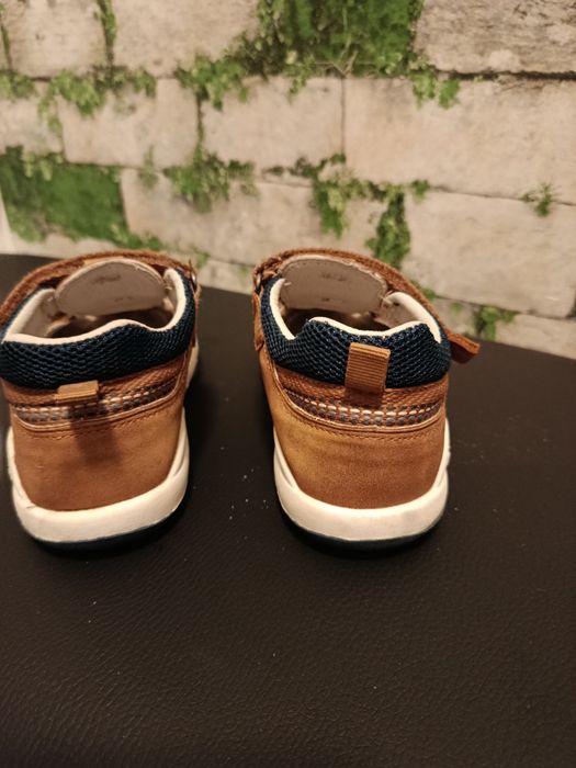 Sandały w rozmiarze 25