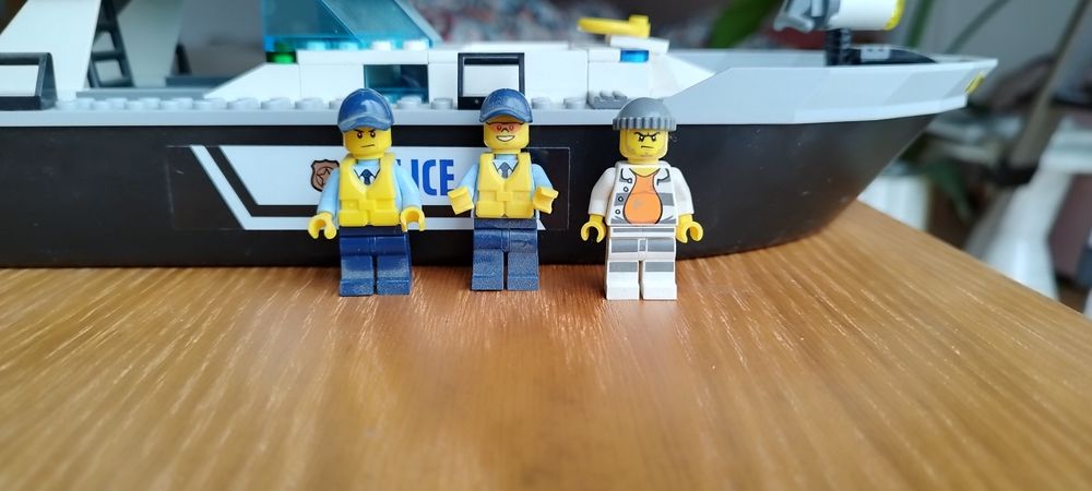 Sprzedam lego 60129 Łódź patrolowa razem z motorówką.