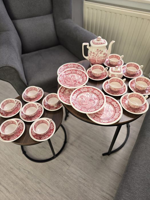 zabytkowy serwis kawowy marki Villeroy & Boch, model Rusticana w kolorze czerwonym.