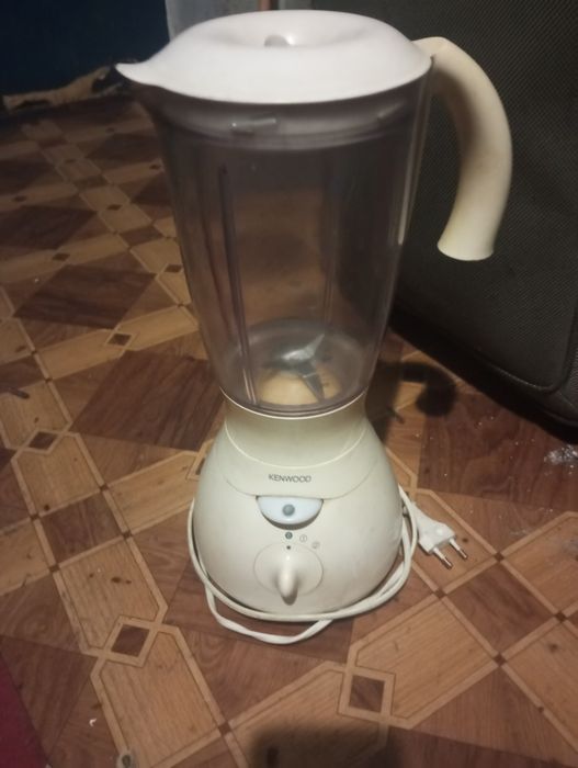 Блендер Kenwood.