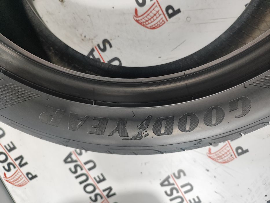 2 pneus semi novos 235-45R19 Goodyear - Oferta dos Portes