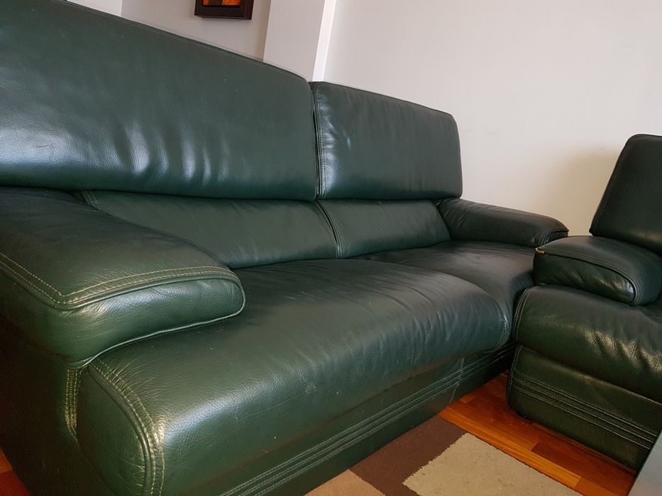 SOFÁ EM PELE (couro original), 1 unidade disponível, em ótimo estado.