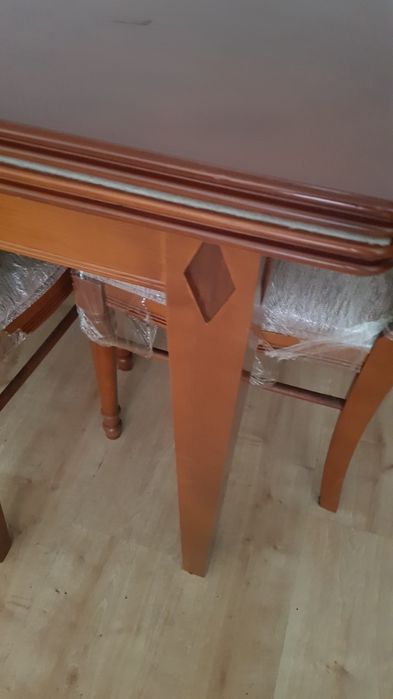 Mesa extensivel em cerejeira 1,10x2,20 + 4 cadeiras