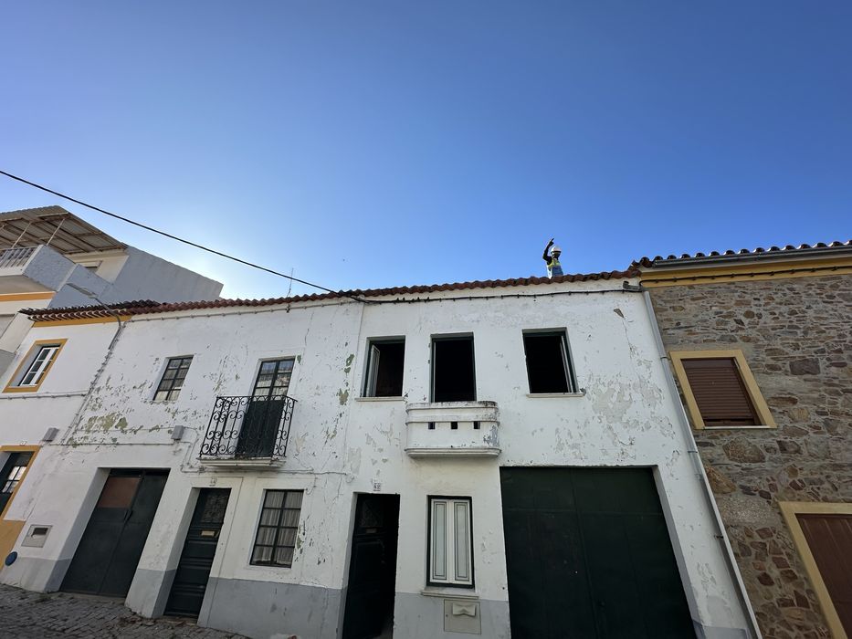 Vendo 2 casas em estado de ruína mais terreno com 1.000m2!