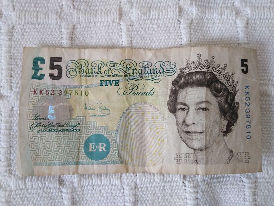 Nota "Cinco Libras Inglesas 2002" + Nota "Um Dólar Americano 1988"