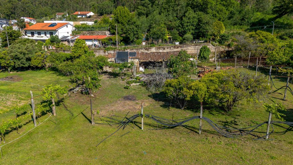 Moradia classificada de interesse arquitetónico com logradouro e terreno sobrante com viabilidade de construção.