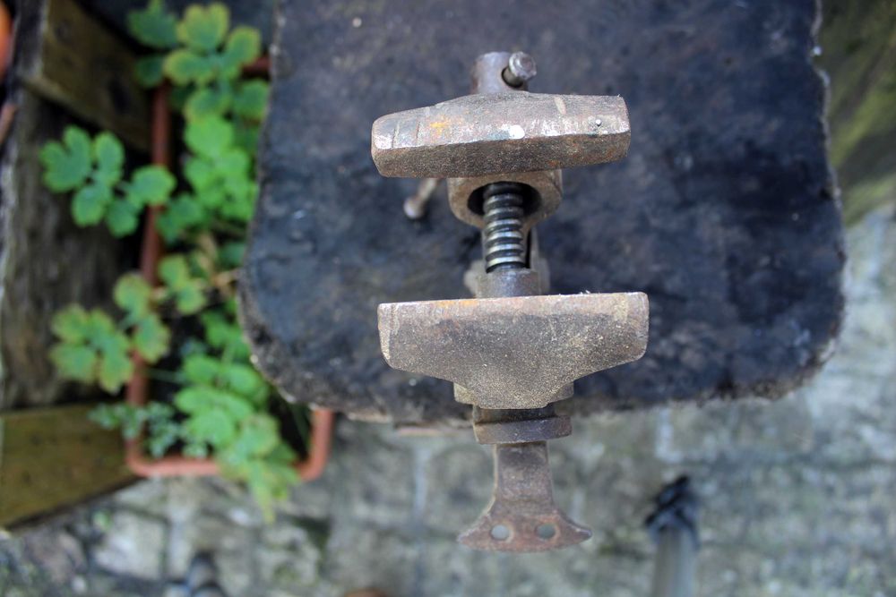 Torno de mesa antigo