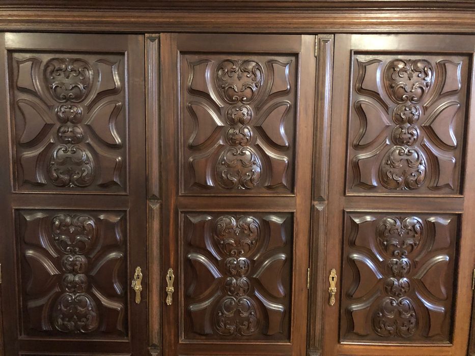 Roupeiro/ Guarda-fatos vintage com talha rica e muita arrumação