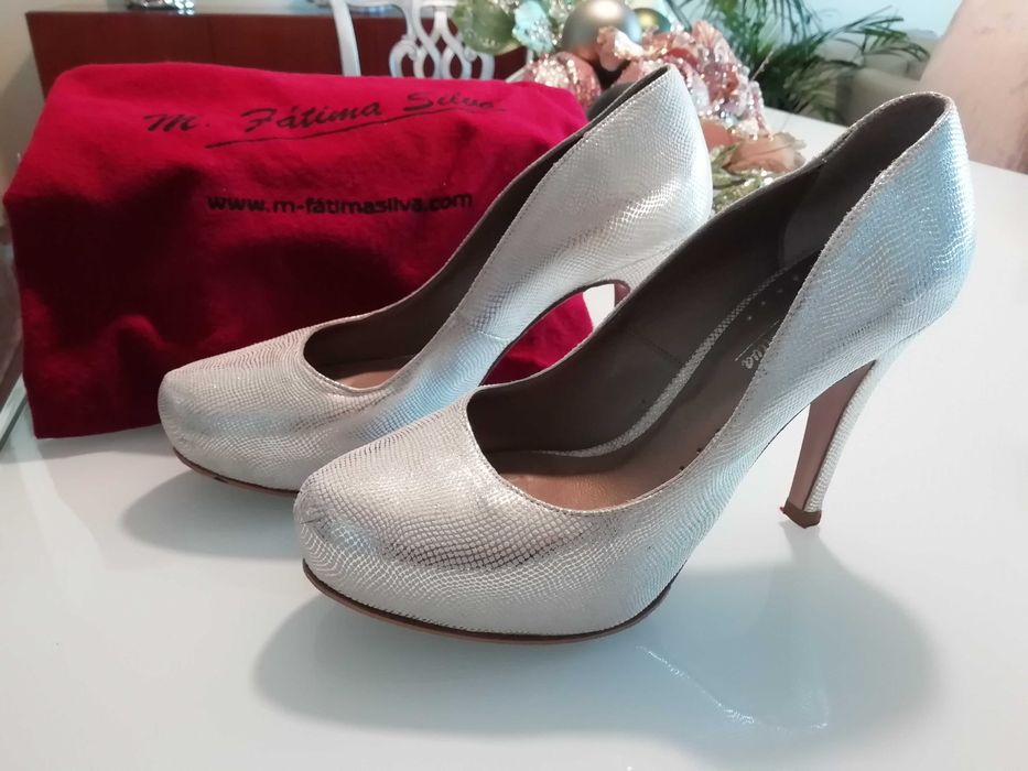 Sapato prateado elegante