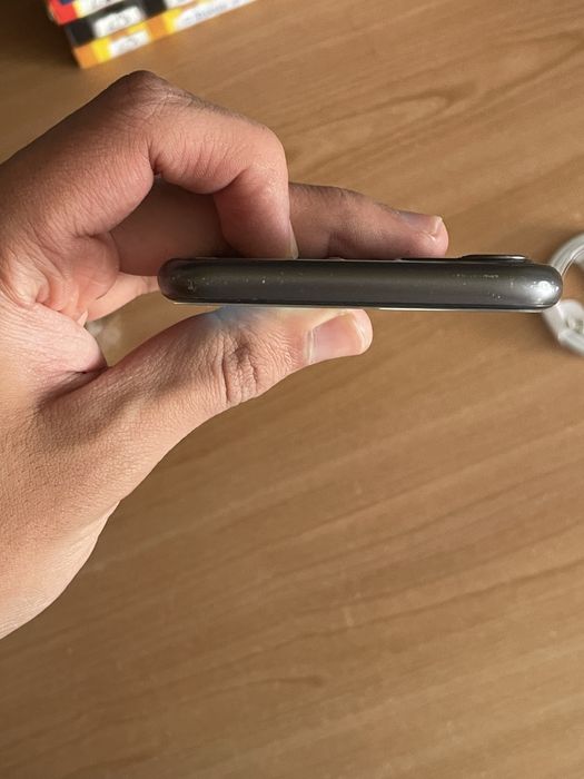 iPhone 11 128GB Preto com Capa e Carregador - Ecra Partido