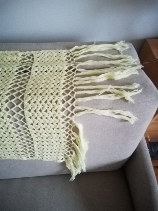 Szal, narzutka z frędzlami, ręcznie robiona.