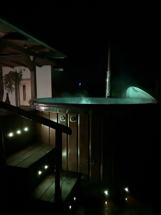 Mobilna balia , jacuzzi na wynajem  z transportem pod Twój dom. Zmień chłodny wieczór w luksusowe SPA pod gwiazdami!