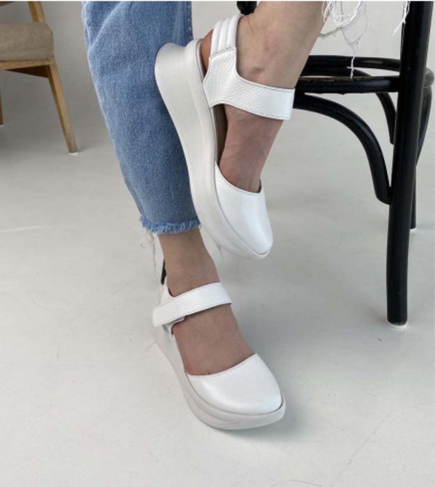 Босоніжки бежеві шкіра 39 розмір