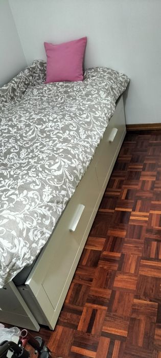 Cama individual com 2 colchões