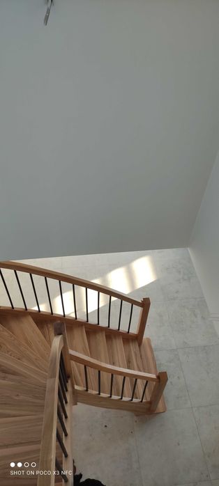 Nowoczesne schody drewniane producent na beton samonośne