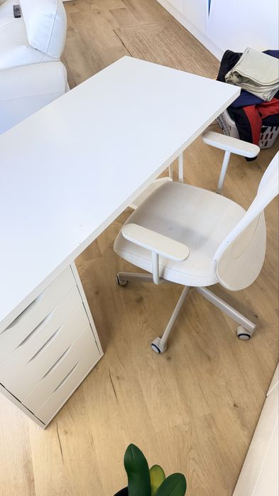 Secretária branca com gavetas  IKEA