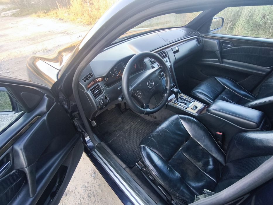 Мерседес Бенс Е210.