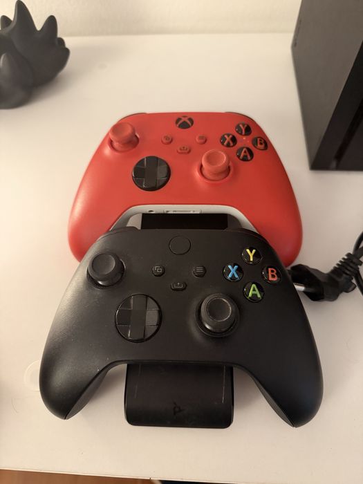 Xbox Series X 1TB Preta + Carregador Comandos + Decoracao Nuvens