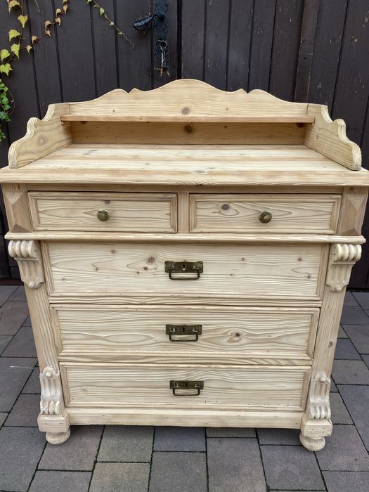 Stara komoda , lite surowe drewno.