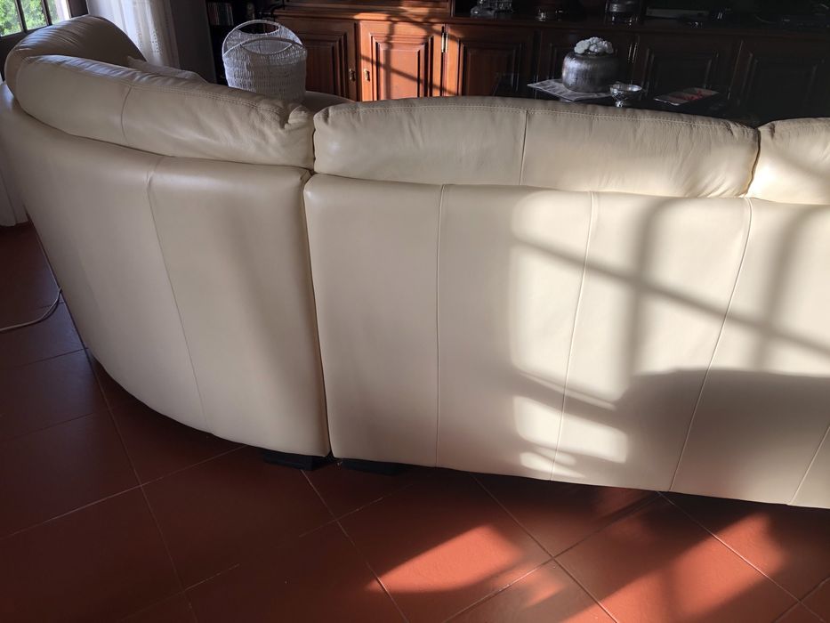 Sofás em pele como novos.