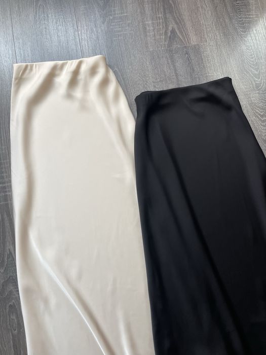 Атласна спідниця міді