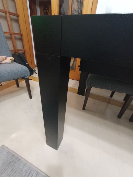 Mesa de jantar em madeira maciça