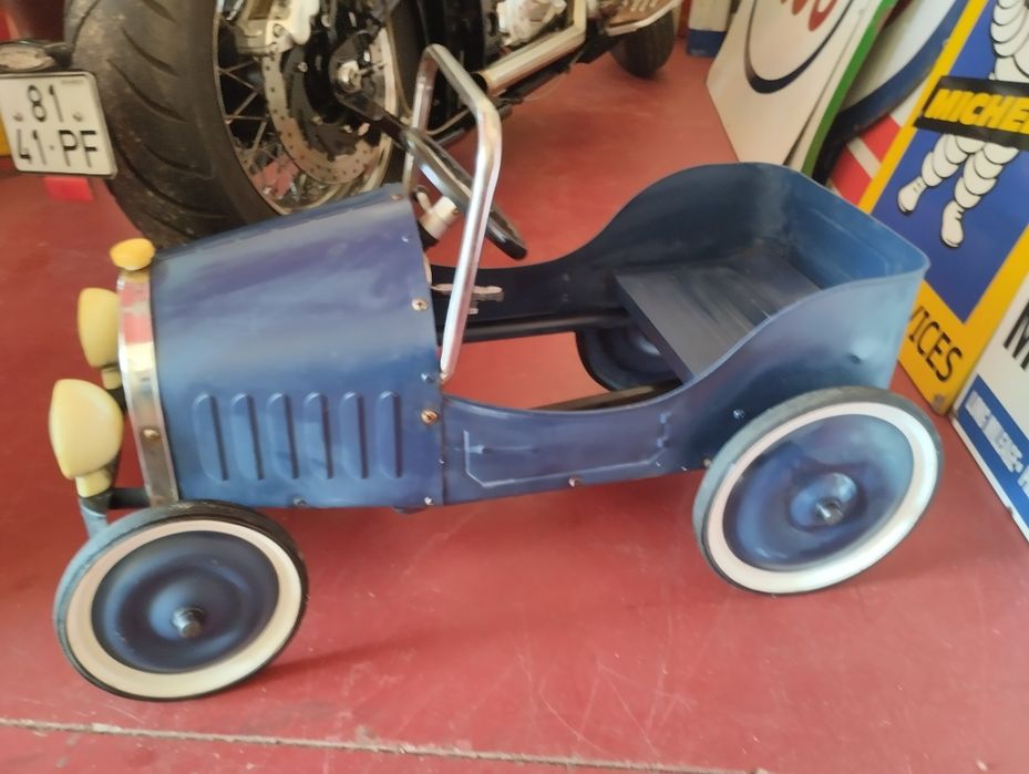 Carrinho a pedais antigo