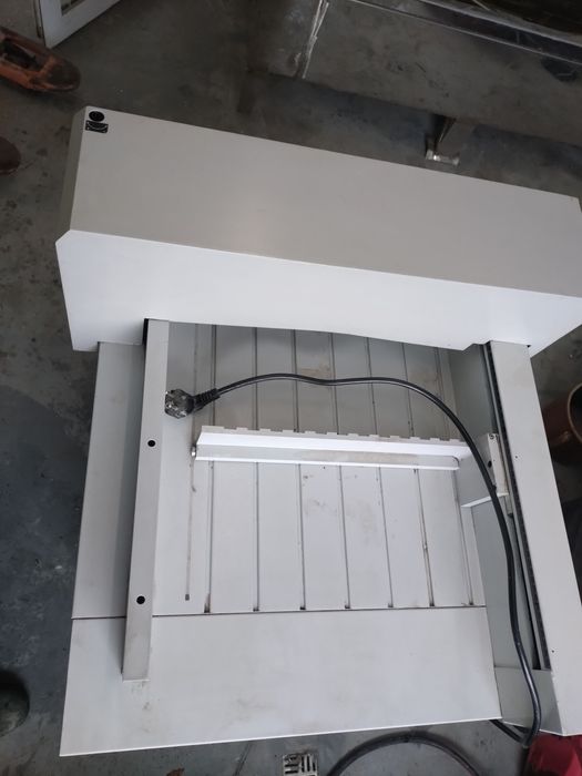 Gilotyna do papieru introligatorska krajarka