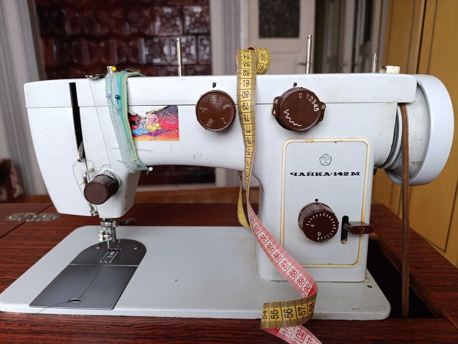 Швейна машинка Чайка 142м