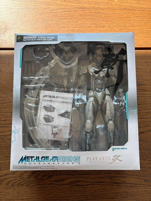 Action Figure: METAL GEAR RISING REVENGEANCE Raiden White Armor Play Arts Kai Konami