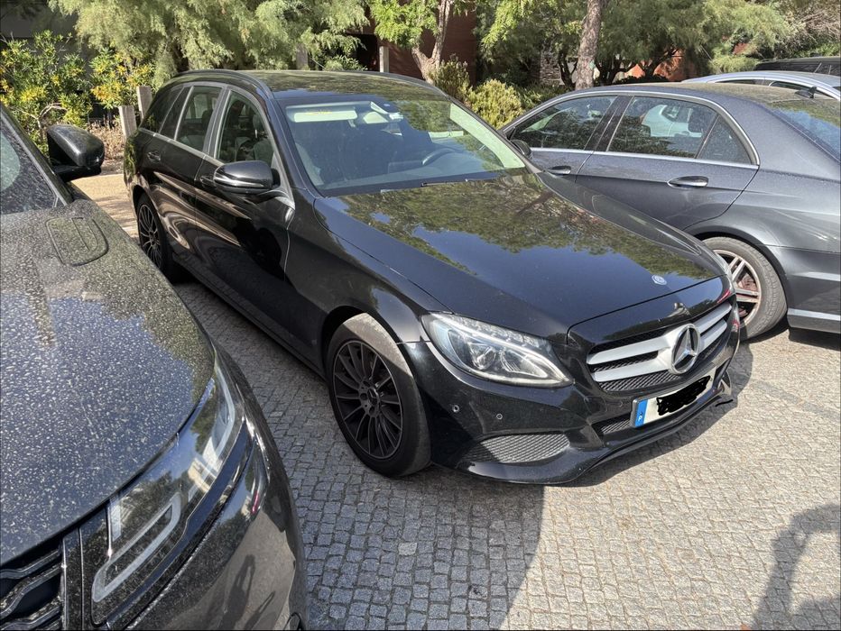 Mercedes-Benz Classe C, cor preta, com motor 220d (2.1 diesel, 2143cc, 170cv)