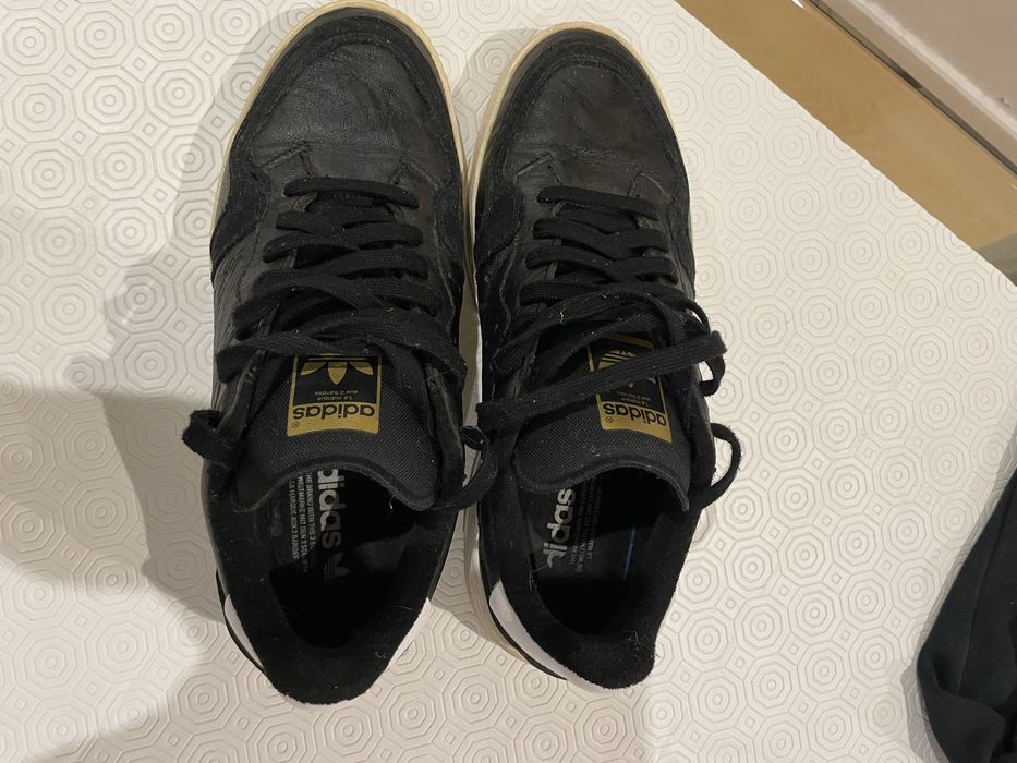 Adidas de cabedao preto, muito bom estado.