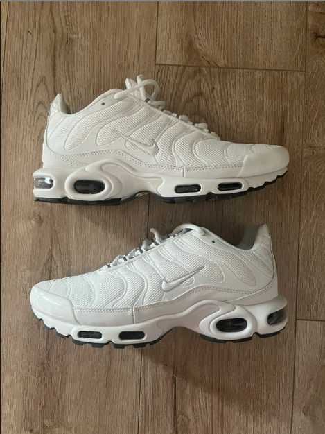 Stylowe białe trampki Nike Air Max TN Plus, rozmiar 44