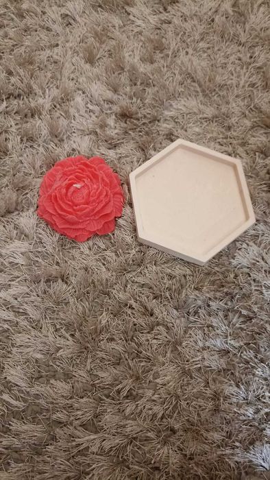 Vela Artesanal em Forma de Rosa – Aroma a Canela + Base em Cerâmica