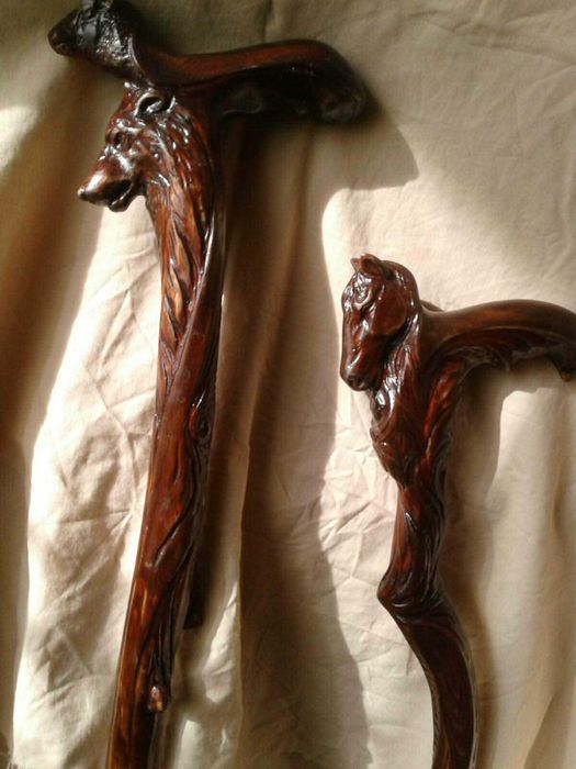 Ręcznie rzeźbiona drewniana laska