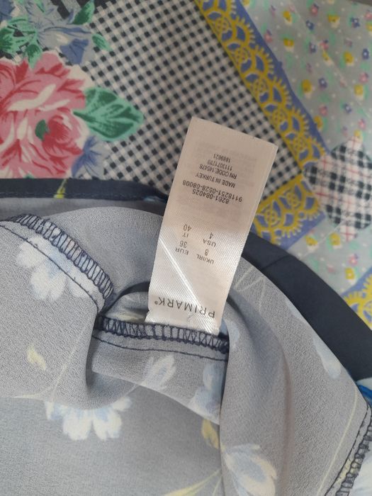Blusa de cavas azul marinho com flores da Primark