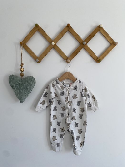 Pajac h&m 56 w beżowo szare koale suwak