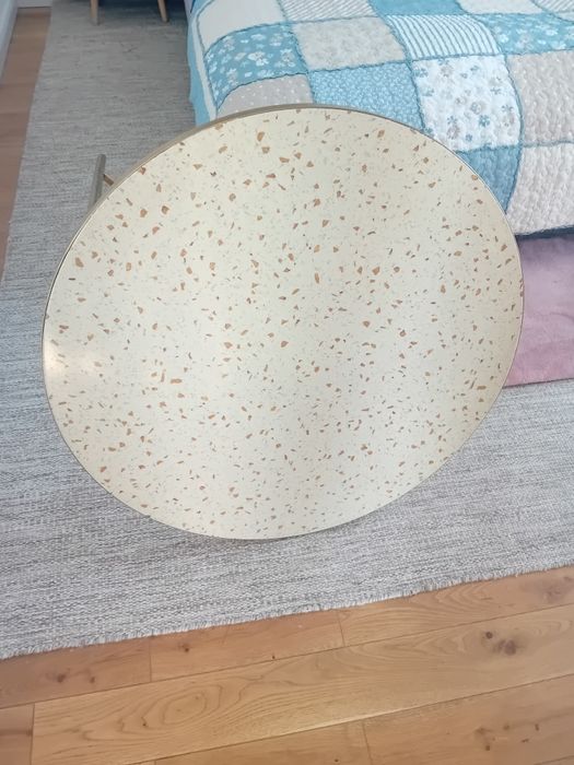 Stolik kawowy ze złotymi nóżkami