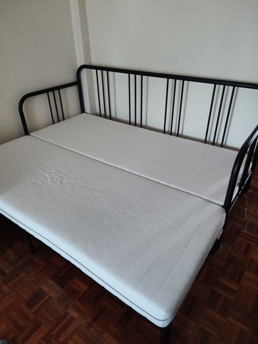 Sofá, cama de solteiro ou cama de casal quando aberta.